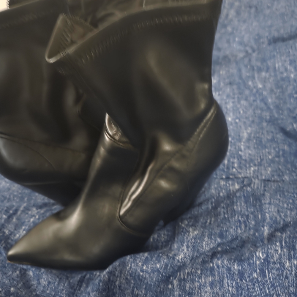 Dolce Vita Black Heeled Boots Sleek Leather Western Style
